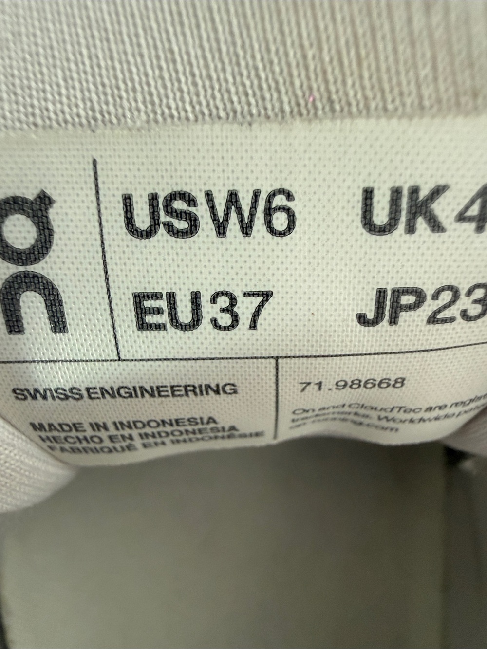 On CloudFlyer 4 Women's Sneakers, Size 6 Excellent Condition. - Picture 11 of 11